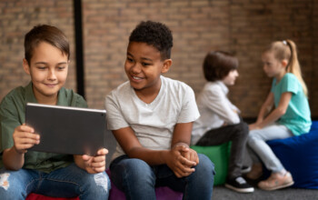 basischool kinderen op een tablet