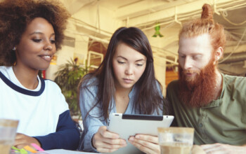 mbo studenten op hun tablet