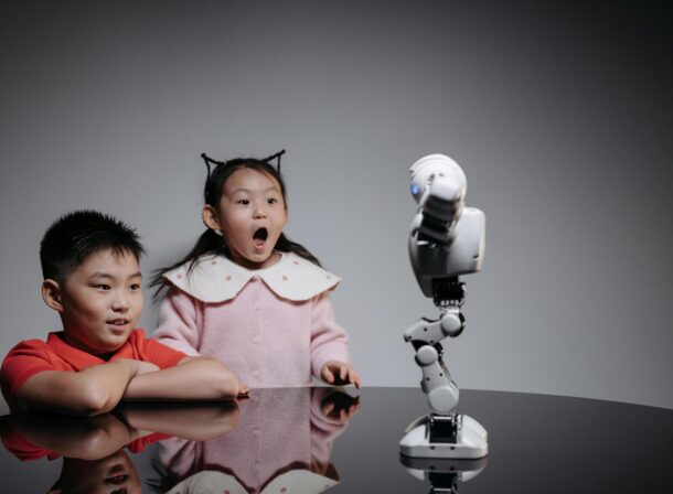 Kinderen kijken naar Zorabot