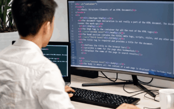 Jongen achter computer met html-code