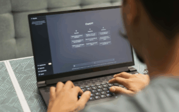 Jongen achter computer met ChatGPT op beeldscherm
