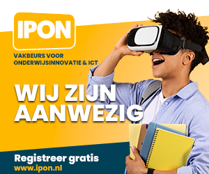 jongen met VR bril op die kijkt door de bril richting het IPON logo