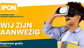 jongen met VR bril die kijkt naar het logo van de IPON 2026